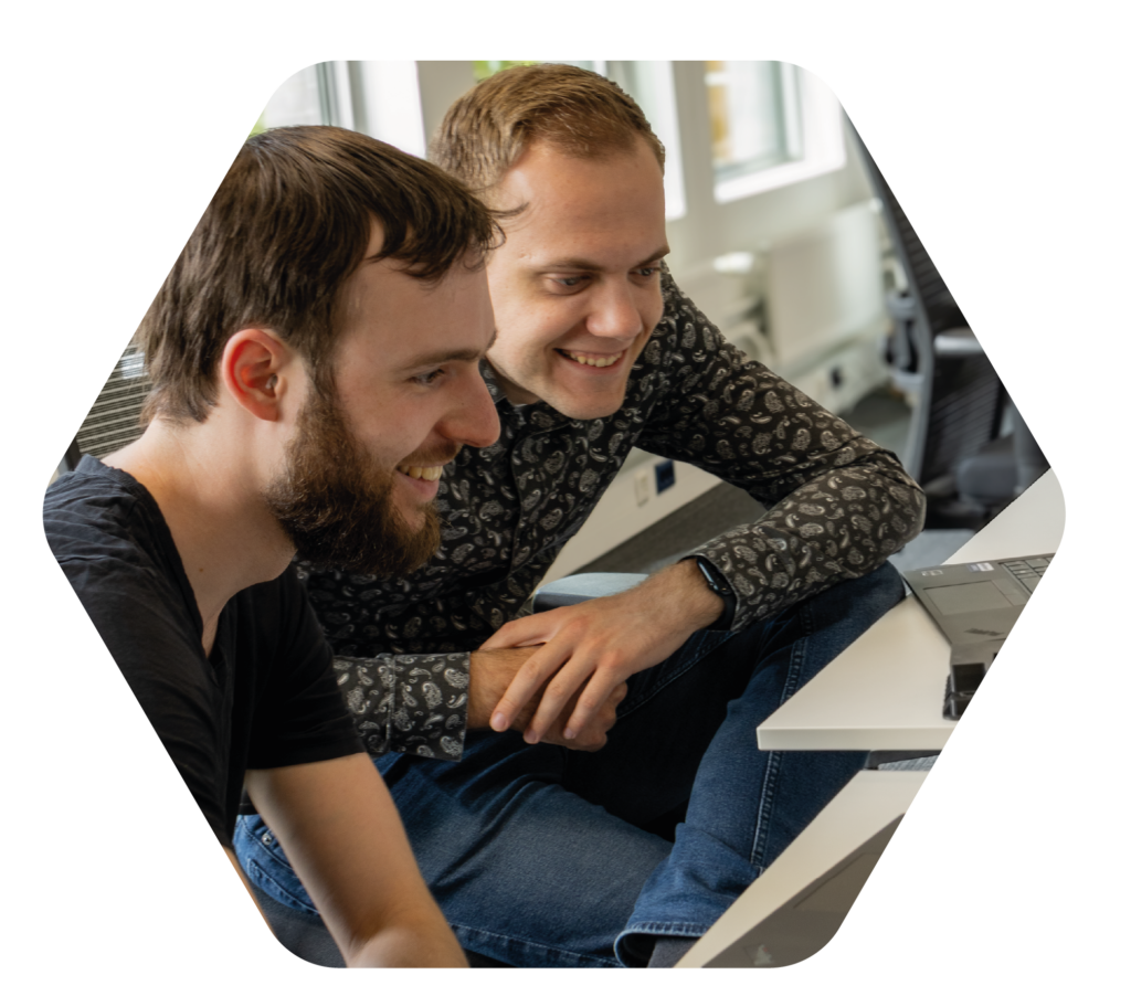 Een deel van het team dat startups helpt met productontwikkeling